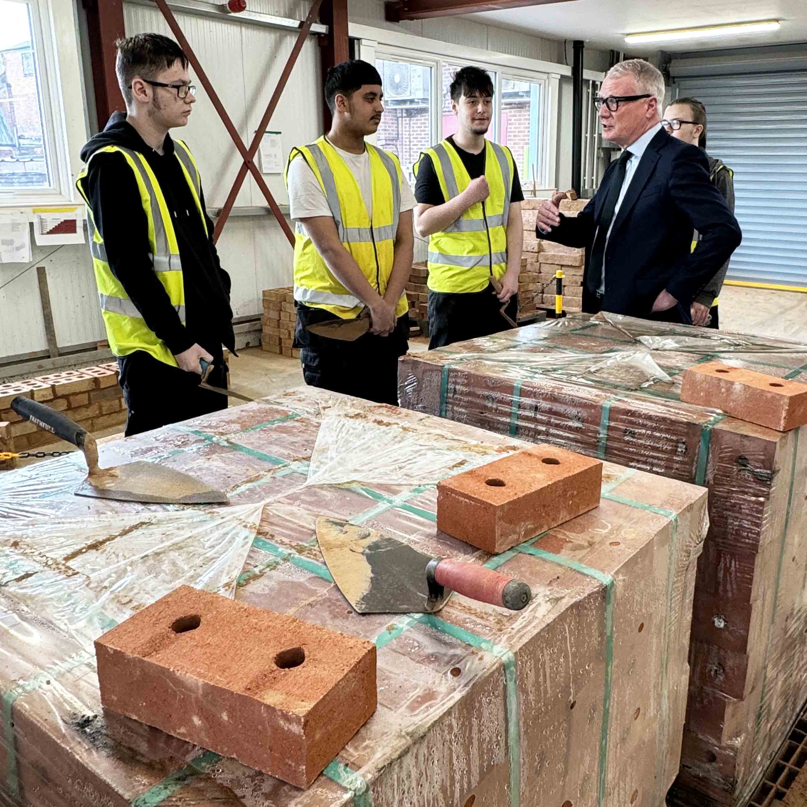 Mayor chats to students in workshop 